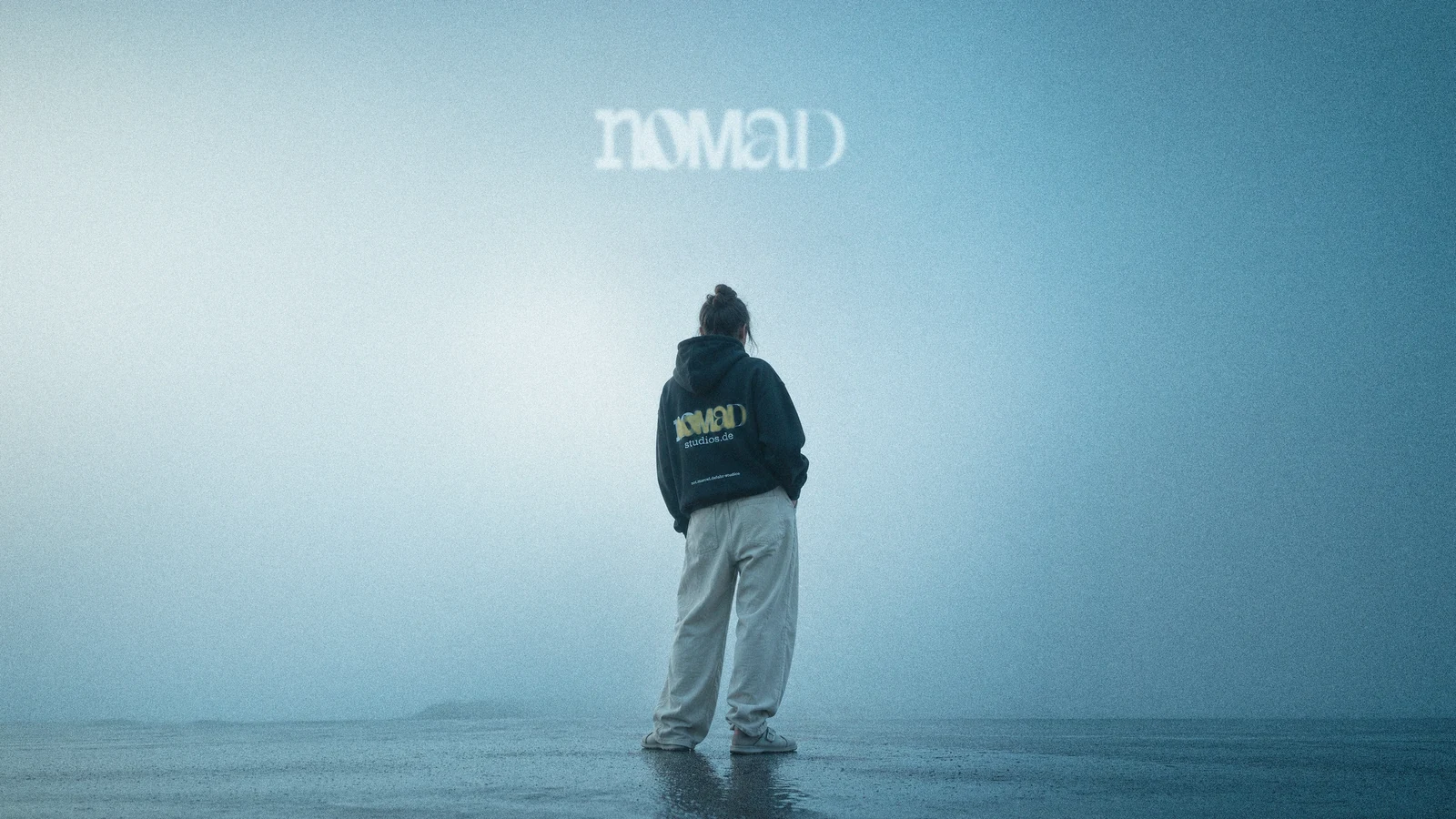 NOMAD Hoodie im atmosphärischen Studio-Look